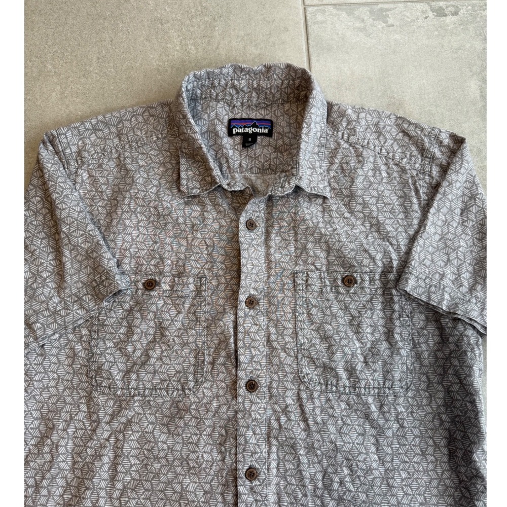 Patagonia Mens Short Sleeve Button Down Shirt Grey Geometric Diamond Print Sz M
